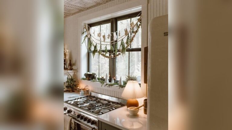 20 Christmas Window Decor Ideas: Stunning Designs to Wow Neighbors