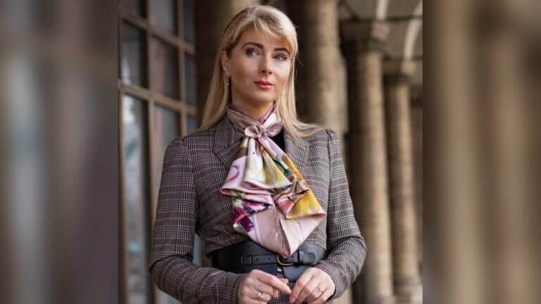 24 How To Tie A Silk Scarf Ideas That Instantly Upgrade Your Style: Chic & Effortless Looks