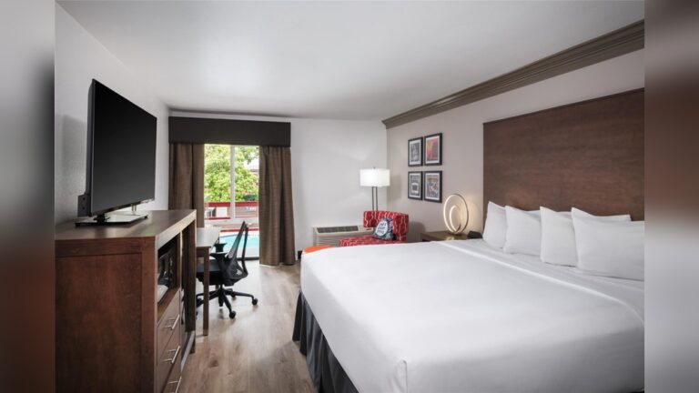 26 Dark Wood Bedroom Ideas That’Ll Make You Want to Curl Up!